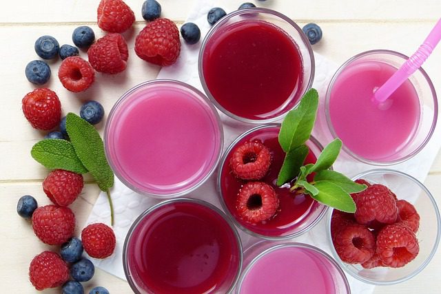 Smoothie a odšťavňovač. Dva pomocníci v kuchyni